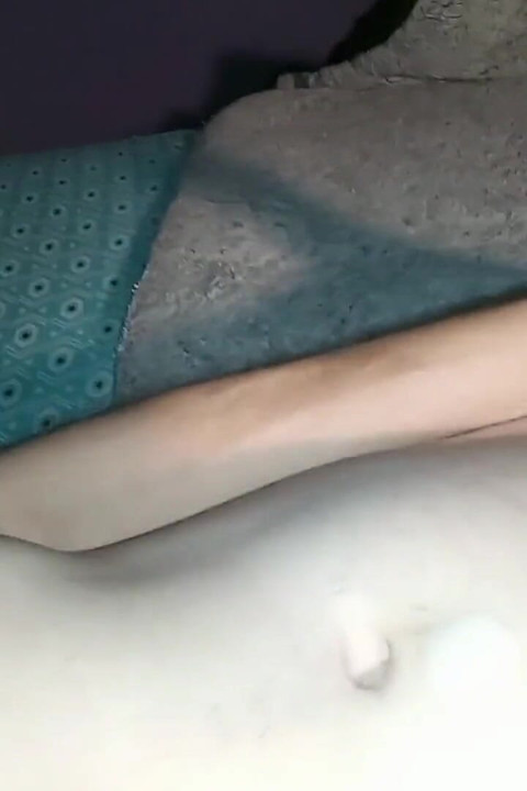 エッジ後のベッドでの大きな射精で自慰する