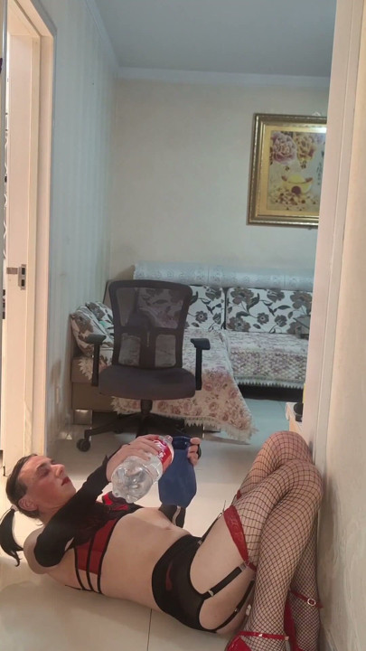 Kadın kılıklı büyük lavman alıyor ve sonra hala şişirilmişken dildo üzerinde zıplıyor | Klip 2