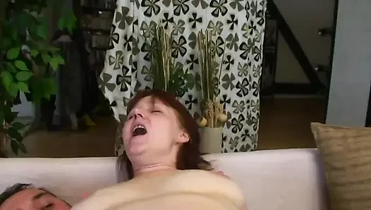 Memek mulus nenek semok dengan toket semok ini dicukur dan dientot habis-habisan sama kontol besar