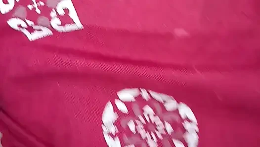 Девушка дези Ki Thukai в тишине