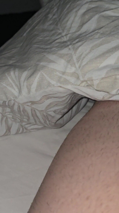 Stiefmutter geht in das zimmer des stiefsohns und gibt seinem schwanz einen handjob, nachdem sie seine große erektion gesehen hat | Clip 1