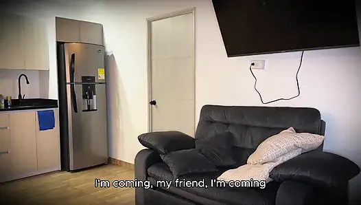 İki Azgın Latin Orta Yaşlı Seksi Kadın Bir Adamı Köşeye Sıkıştırıyor.