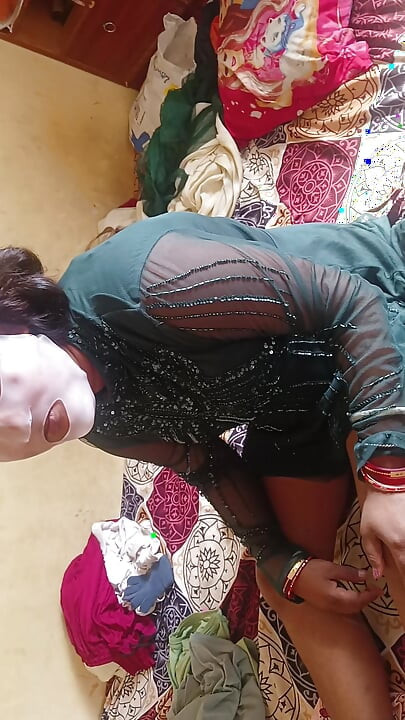 Desi aunty  bhabhi hot desi