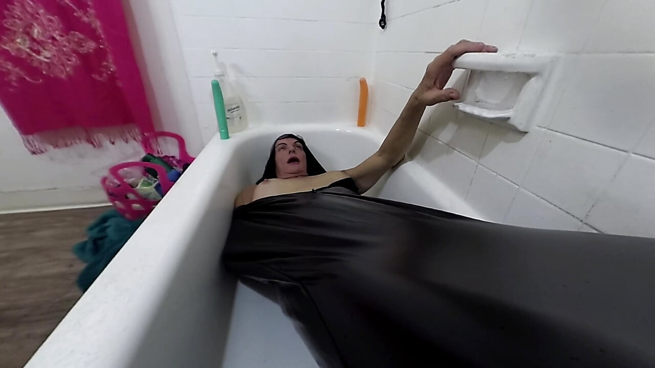 Lizzy Yum shemale orgasm solo masturbation