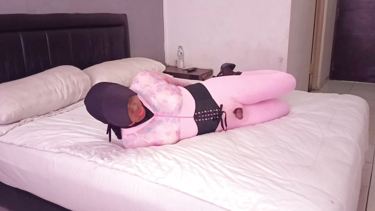 핑크 수영복에 갇히다