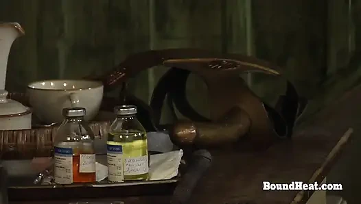 Gefesselte blonde lesbische sklavin berührt und geküsst von gnadenloser madame