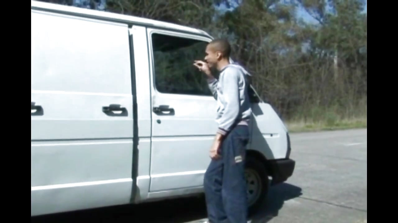 辣妹在户外被狠操