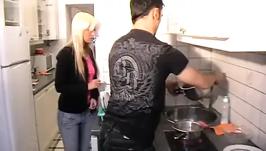 Ev kölesi mutfağı temizlemeli
