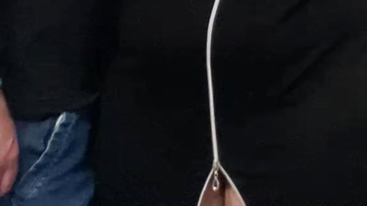 Pizda unei curve futând cu degetele în metroul public