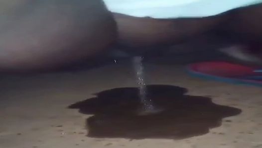 Video di piscia all'aperto della zia dello Sri Lanka 2