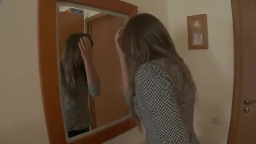 Güzel genç kız sıkı göt deliğine güzel bir şişman yarak sokuyor
