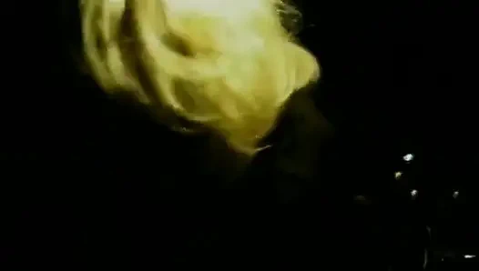 Klassische blondine wird vor einer gesichtsbesamung hart gefickt