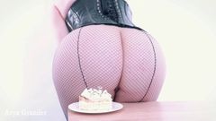 Quer sentar no bolo ... splosh food fetiche vídeo