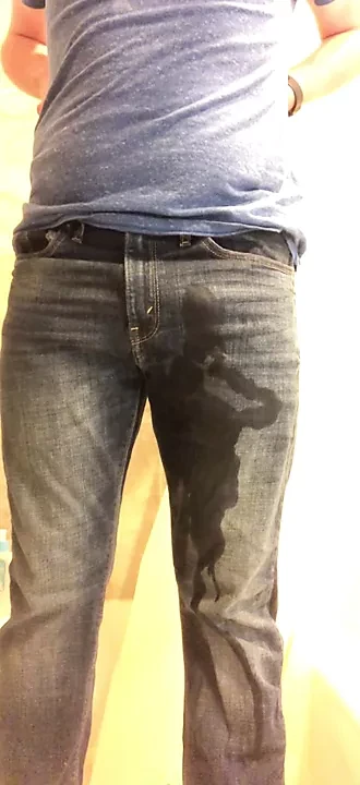 Femboy Tries to Piss in Jeans