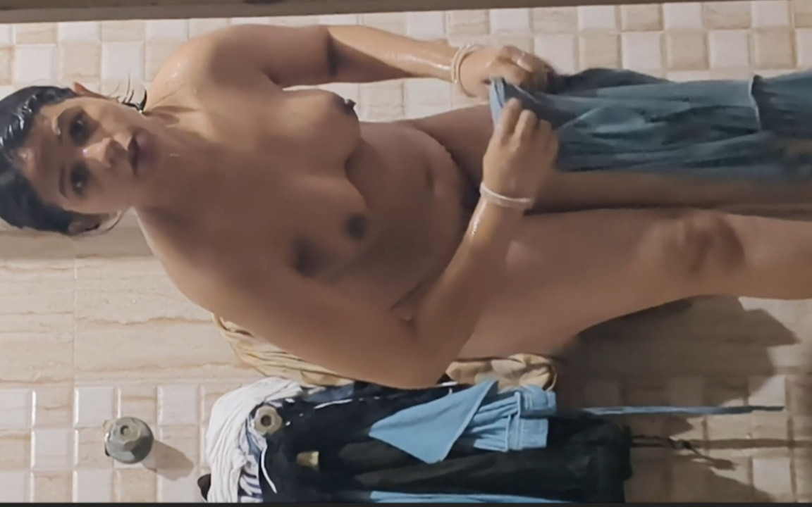 バスルームで大きなお尻のラティカヌード