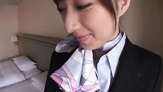 Orta yaşlı bir adam ve bir uçuş görevlisi.