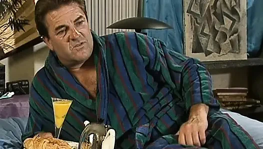 Boneka jerman yang megah menunggangi kontol di pesta seks anal mewah