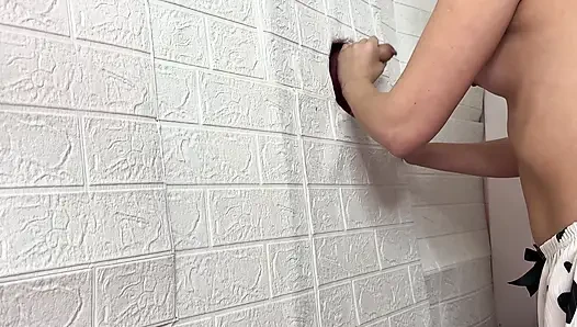 Gloryhole: Er schmilzt, als hätte er auf sie gewartet.