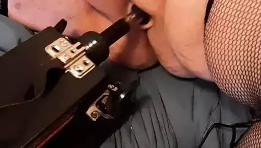 Une cochonne se baise avec sa machine à baiser