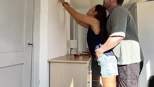 Горячую милфу склоняет ее разнорабочий и в конечном итоге жестко трахают