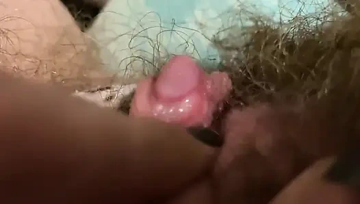 Утренний оргазм, трение большим клитором в экстремальном крупным планом, супер волосатая киска
