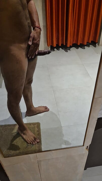 Nude corpo flexionado no banheiro masturbando no banheiro e magistrada com velocidade muito rápido masturba e gozada no banheiro antes do banho