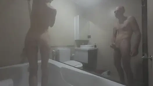 Meine stiefschweste mag es, wenn ich mit meinem großen schwanz spiele, während ich sie unter der dusche zuschaue