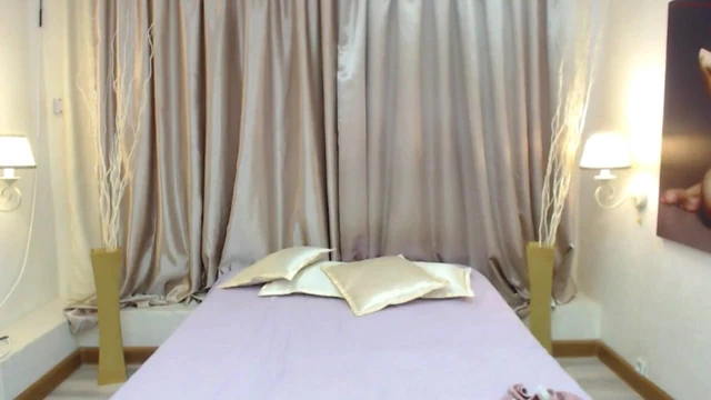 LiliMonroe Cuming on webcam