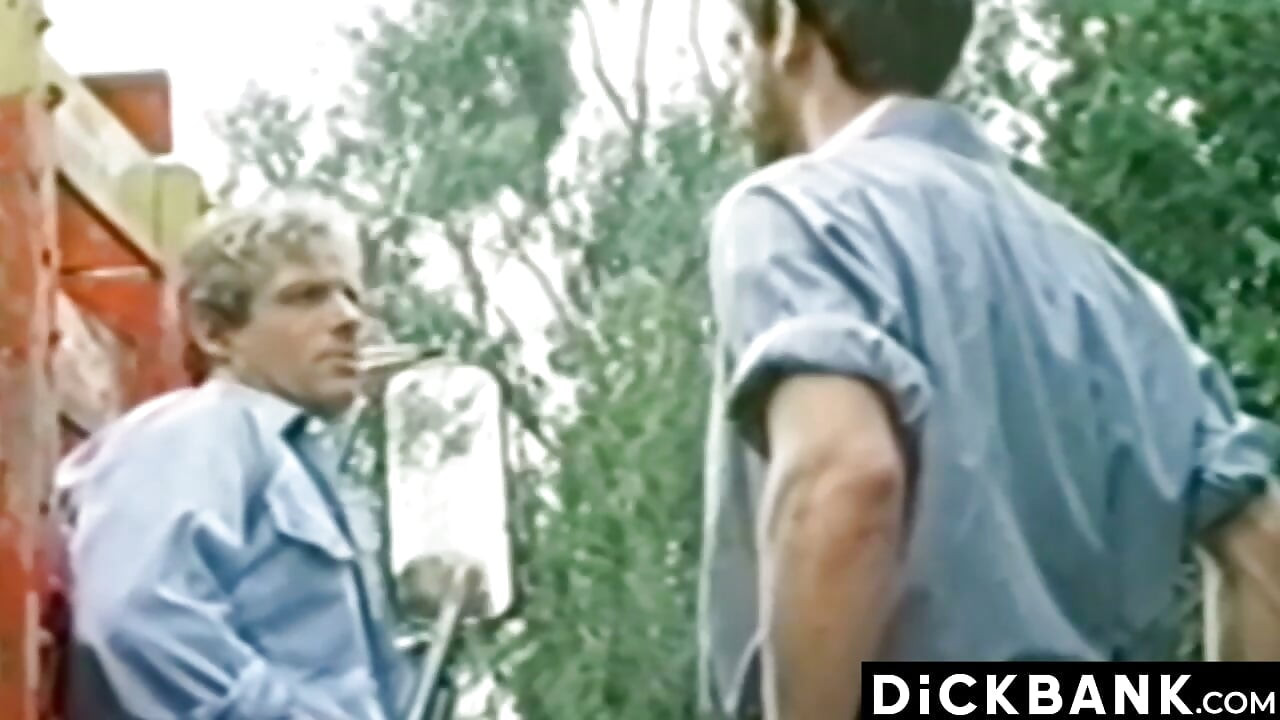 Al Parker e Duff Paxton trocando paus com o guarda Jack Wrangler