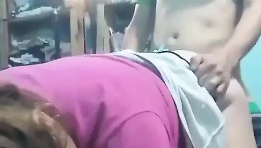 Aku nyepong kontolnya, aku ngentot gaya doggy sambil ngecrot pakai hp