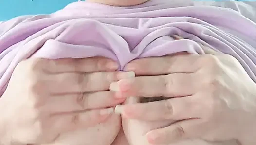 Gel ve bu gerçek göğüslere dokun, ellerini üzerlerinde hissetmek istiyorum.