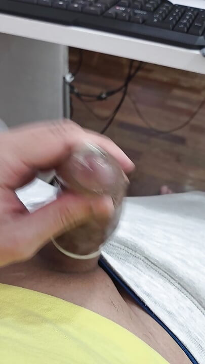 戴着避孕套的巨大鸡巴