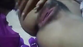 Chica cachonda nepalí masturbándose y hablando con audio claro.