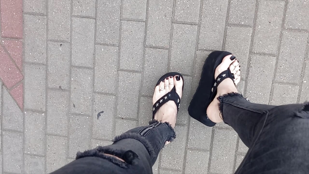 I show my feet in public on the street