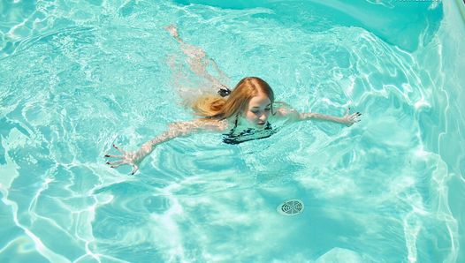 Blonde tiener met perfect lichaam geniet van naakt zwemmen