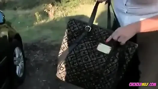 Милфа куколда в гэнгбэнге на улице