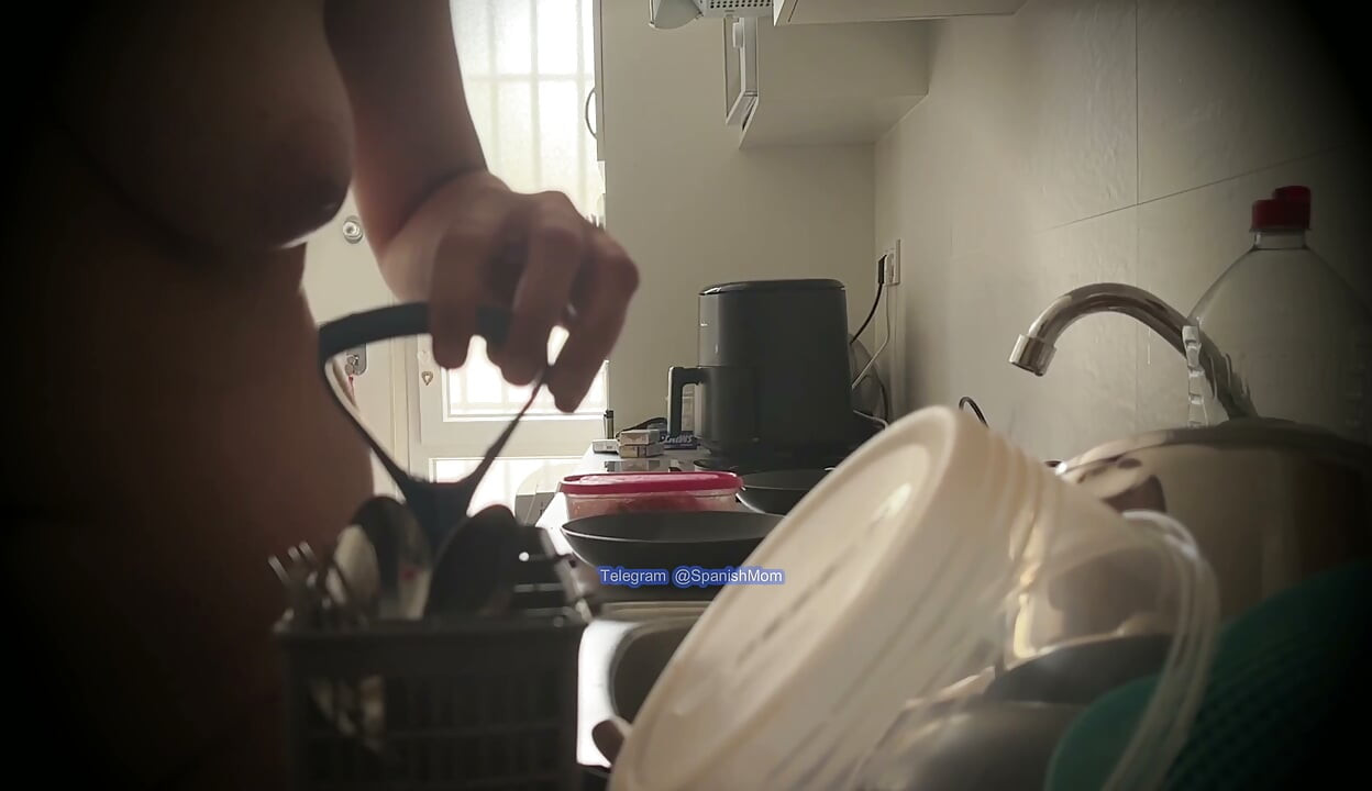 Madrasta fazendo tarefas domésticas, pelada