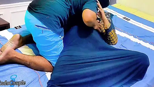 Tesettürlü kız amını gösteriyor ama üvey erkek kardeş yanlış deliği seçiyor.