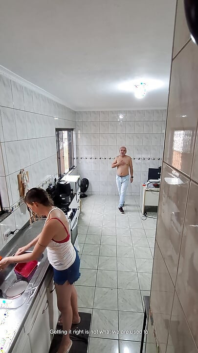 המשרתת הסכימה להתפשט ולקבל שפיכה על פניה.
