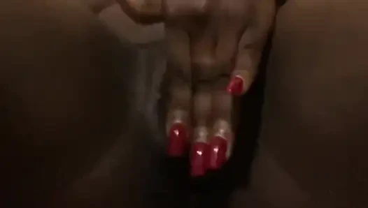 Я настолько возбужденная, что не могу остановить, трахаю пальцами мою мокрую киску