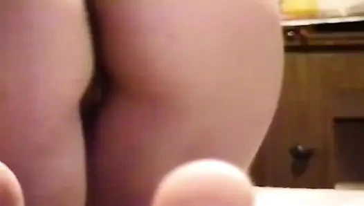 Latina zeigt sich vor stiefsohn, um ihn zum masturbieren und kommen zu bringen