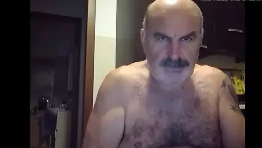 Un papa arabe poilu moustachu se branle