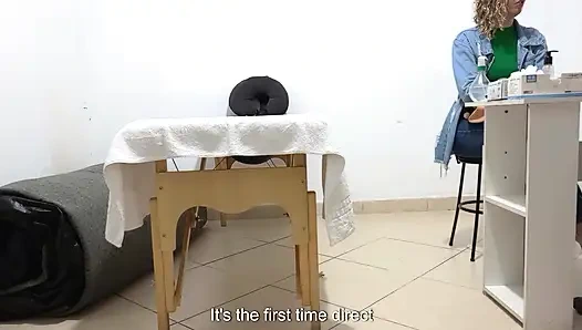 Доктор свободно засунул палец в задницу во время осмотра