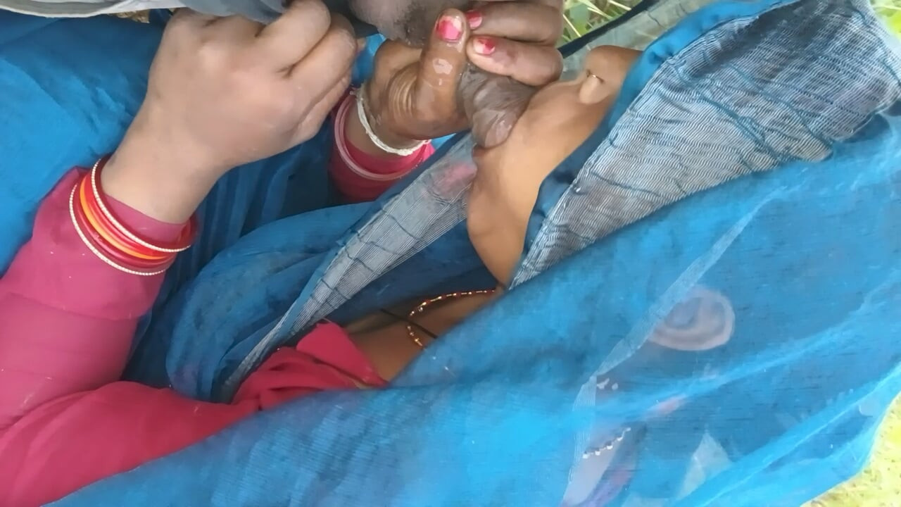 Indian bhabhi ko lund chusaya khet pe