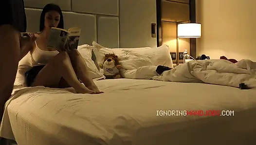 Kısa üniformalı etekli büyük memeli büyük götlü ateşli esmer bebek yarağı azdırarak inanılmaz yavaş mastürbasyon yapıyor