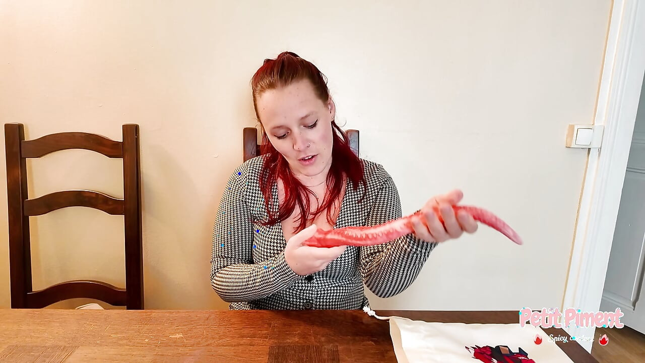 Saya kongkek punggung saya dengan tentakel sebelum memancut di depan penghantar saya, French, Redhead, Anal, Squirt