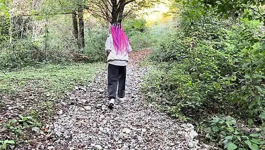 Aku bertemu gadis mesum penurut di luar ruangan dan menghukum memeknya