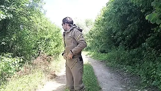 Terk edilmiş bir tarlada riskli / Açık havada riskli tek başına