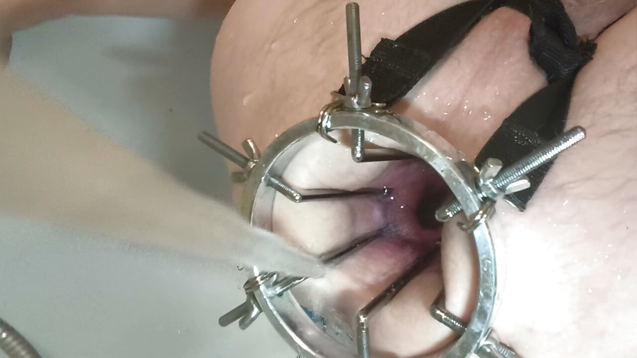 , vibrador completamente no cu. Dilatador anal em close, porra na bunda.