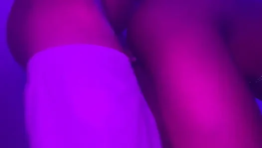 Heiße zierliche ebenholz teen sahnige muschi von bbc schwanz geschwärzt konnte nicht widerstehen, kitzler zu ficken, als sie aus der dusche kam, pOV